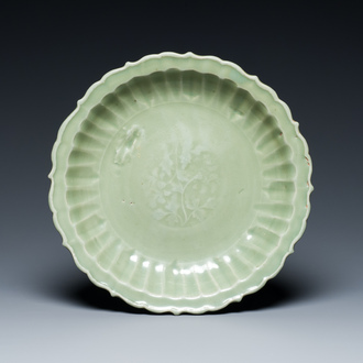 Een Chinese Longquan celadon lotusvormige schotel met onderglazuur decor, Ming