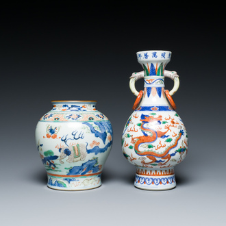 Deux vases en porcelaine de Chine wucai, 19/20ème