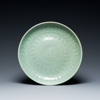 Een Chinese Longquan celadon schotel met onderglazuur decor, Ming