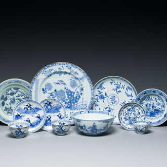 Onze pièces en porcelaine de Chine en bleu et blanc, Ming à 19ème