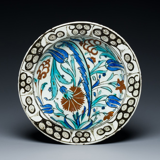 Plat en faïence polychrome d'Iznik, Turquie, vers 1600