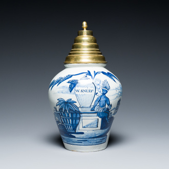 Rare pot à tabac inscrit 'W. Snuif' en faïence de Delft en bleu et blanc à décor d'un indien et portant l'insigne de la Compagnie VOC, 18ème