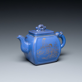 Een Chinese blauw-geglazuurde Yixing steengoed theepot met verguld decor, Qianlong merk, 20e eeuw