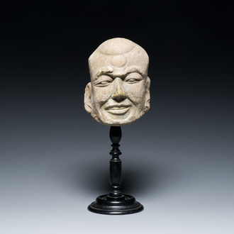 Een Chinees zandstenen hoofd van een Luohan, Yuan/Ming