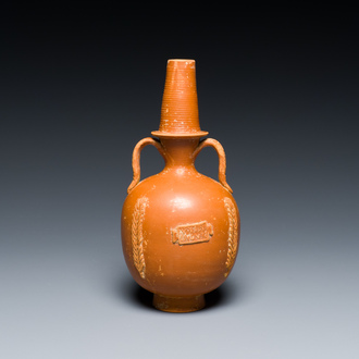 Een Romeinse rood aardewerken 'amphoriskos' met korenaren en een tekstband, Noord-Afrika, 1/3e eeuw