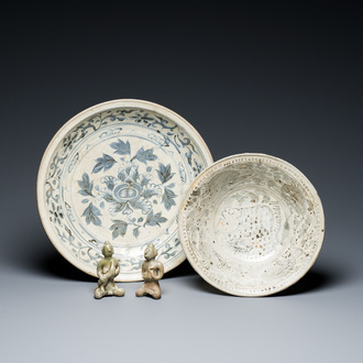 Un plat en porcelaine de Vietnam, un plat Sawankhalok de Thaïlande et une paire de figures en céladon, 14ème et postérieur