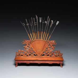 A Chinese or Vietnamese miniature wooden weapon rack, 19/20th C.