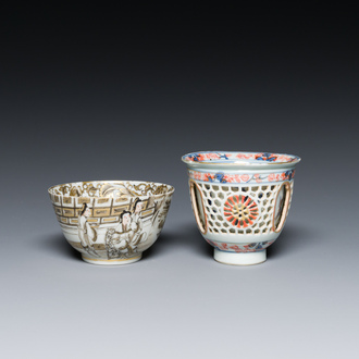 Une tasse en porcelaine de Chine de style Imari à double parois ajouré et une tasse à décor en grisaille et doré, Kangxi/Qianlong