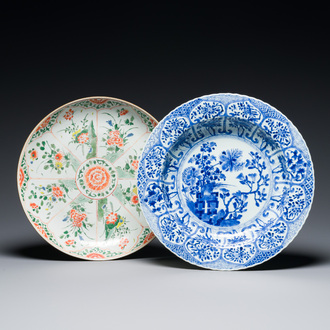 Twee Chinese blauw-witte en famille verte schotels, Kangxi