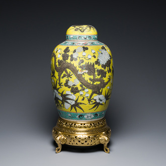 Grand pot couvert en porcelaine de Chine à décor de dragons sur fond jaune sur socle en bronze doré, 19ème