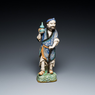 Een Chinese polychrome Shiwan aardewerken figuur van Li Tieguai, 19e eeuw