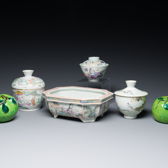 Trois bols et une jardinière en porcelaine de Chine qianjiang cai et famille rose et une paire de pommes, 19/20ème