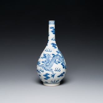 Vase de forme bouteille en porcelaine de Chine en bleu et blanc à décor d'un dragon et d'un phénix, 19ème