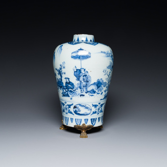 Vase en faïence de Delft en bleu et blanc à décor chinois de style Transition sur socle en bronze doré, fin du 17ème