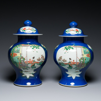 Paire de vases couverts en porcelaine de Chine famille verte à fond bleu poudré, 19ème