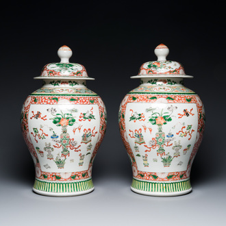 Een paar Chinese famille verte dekselvazen met decor van antiquiteiten, 19e eeuw