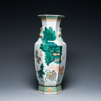 Vase de forme hexagonale en porcelaine de Chine famille verte à décor de lions bouddhistes et de daims, 19ème