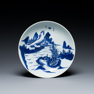 Een Chinese blauw-witte schotel met een geleerde in een landschap, Yongzheng/Qianlong