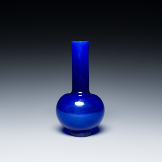 Vase de forme bouteille en verre de Pékin de couleur bleue, Chine, marque et époque de Xianfeng