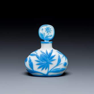 A Chinese overlay Beijing glass flask and cover with floral design in blue on white, 19th C.