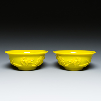 A pair of Chinese yellow Beijing glass bowls with floral design, 19/20th  C.