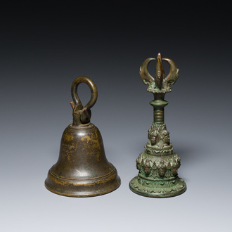 Une cloche et une cloche cérémoniale à main en bronze, Asie du Sud et Asie du Sud-Est, 19ème ou avant