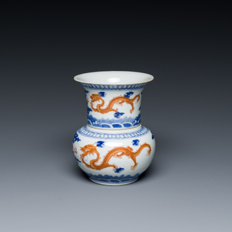 Tasse à vin sur son réchaud en porcelaine de Chine en bleu, blanc et rouge de fer à décor de dragons, marque et époque de Daoguang