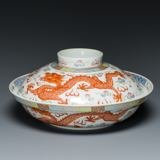 A Chinese famille rose 'dragon' bowl and cover, Xiao Liu Xiang Guan 小留香館 seal mark, 19/20th C.