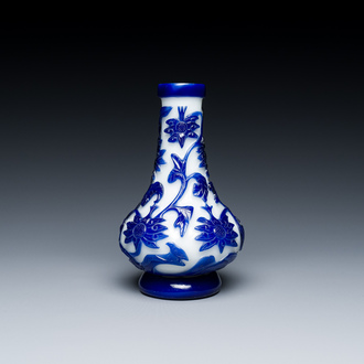 Vase de forme bouteille en verre overlay de Pékin à décor de lotus en bleu sur blanc, Chine, 19ème