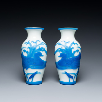 Een paar Chinese vazen met mandarijneenden in meerlagig blauw en wit Peking glas, 19/20e eeuw