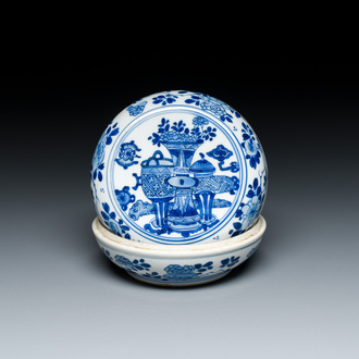 A Chinese blue and white 'antiquities' box and cover, Kangxi