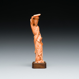 A Chinese red coral figure of a lady holding a fan and a phoenix, 19/20th C.