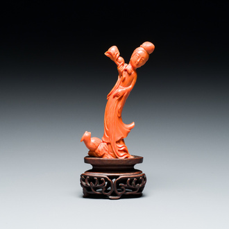 A Chinese red coral figure of a lady holding peaches, 19/20th C.