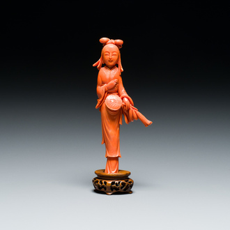 A Chinese red coral figure of a lady with a fan, 19/20th C.