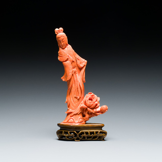 A Chinese red coral figure of a lady with a fan, 19/20th C.