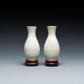 A pair of Chinese crackle-glazed bottle vases, 19th C.