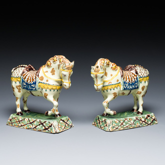 Paire de chevaux debout en faïence polychrome de Delft, 18ème