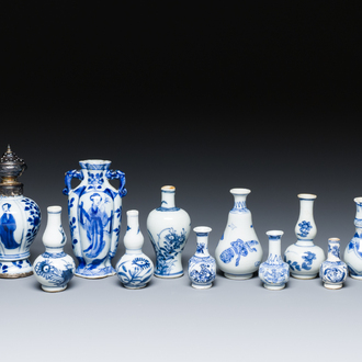 Elf Chinese blauw-witte miniatuur vaasjes, Kangxi