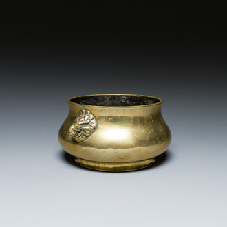 Een Chinese bronzen wierookbrander met olifantenkoppen als handgrepen, Xuande merk, Kangxi/Qianlong