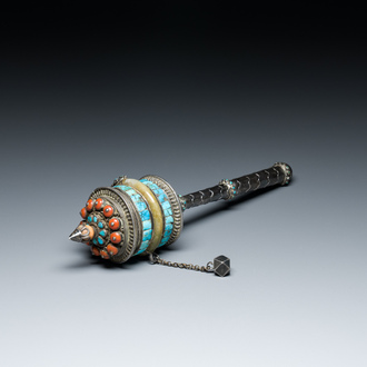 Moulin à prières en argent avec incrustations de turquoise et de corail, Tibet, 19ème