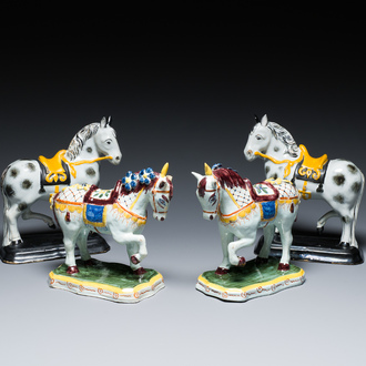 Deux paires de chevaux debout en faïence polychrome de Delft, 19ème