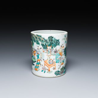 Pot à pinceaux en porcelaine de Chine famille verte à décor de garçons jouant, 'bitong', 19ème