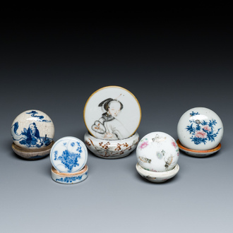 Cinq boîtes à pâte à sceaux couvertes en porcelaine de Chine, 19/20ème