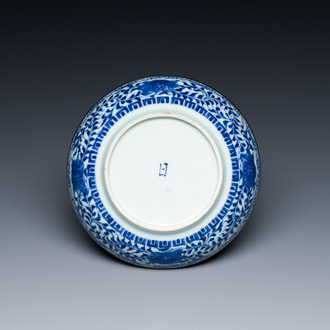 Een Chinees blauw-wit 'Bleu de Hue' bord voor de Vietnamese markt, Nhat merk voor keizer Minh Mang, 1820-1841