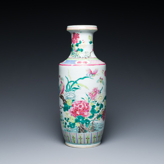 Vase de forme rouleau en porcelaine de Chine famillle rose à décor d'un perroquet entouré de branches fleuries, 19ème