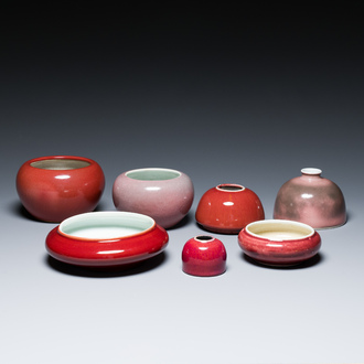 Sept lave-pinceaux et pots à eau en porcelaine de Chine à émail flambé et rouge de cuivre, 19/20ème