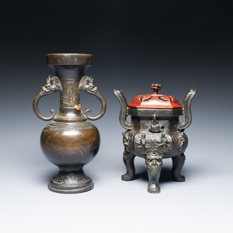 Un brûle-parfum à décor d'immortels et un vase en bronze, Chine, Ming