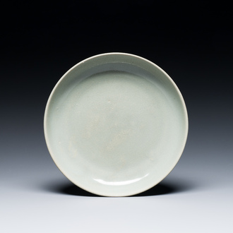 Rare assiette en porcelaine de Chine de type 'ru', Ming