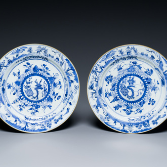 Een paar Chinese blauw-witte schotels met gebombeerde centrale medaillons, Kangxi