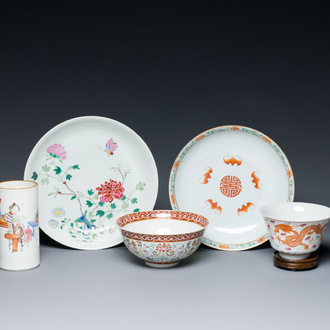 A Chinese famille rose brush pot, two plates and two bowls, 19/20th C.